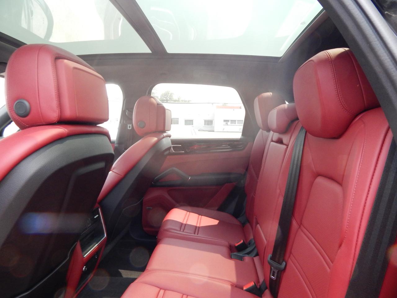 Porsche Cayenne Platinum Edition AWD 2022