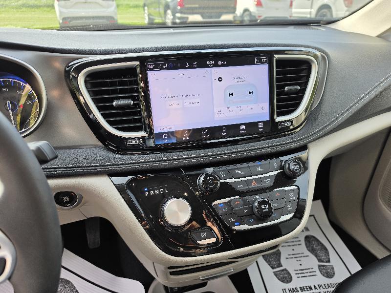 Chrysler Pacifica Touring L 2023