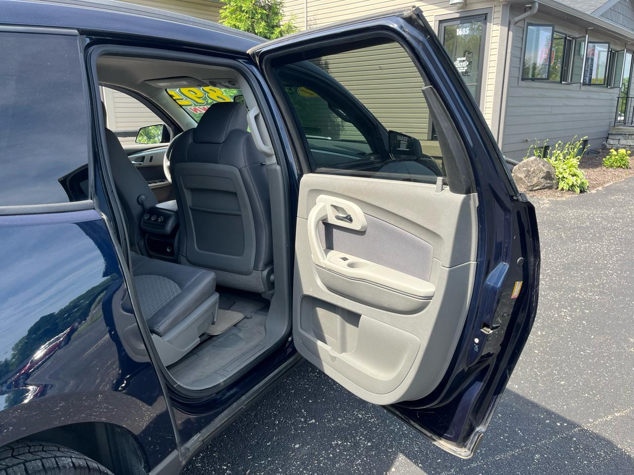 Chevrolet Traverse LS AWD w/PDC 2011