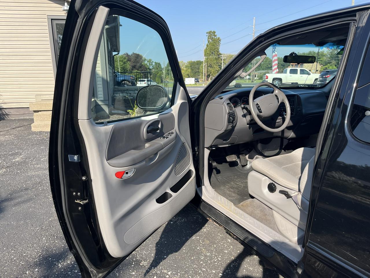 Ford F-150 XL SuperCab Short Bed 2WD 2002
