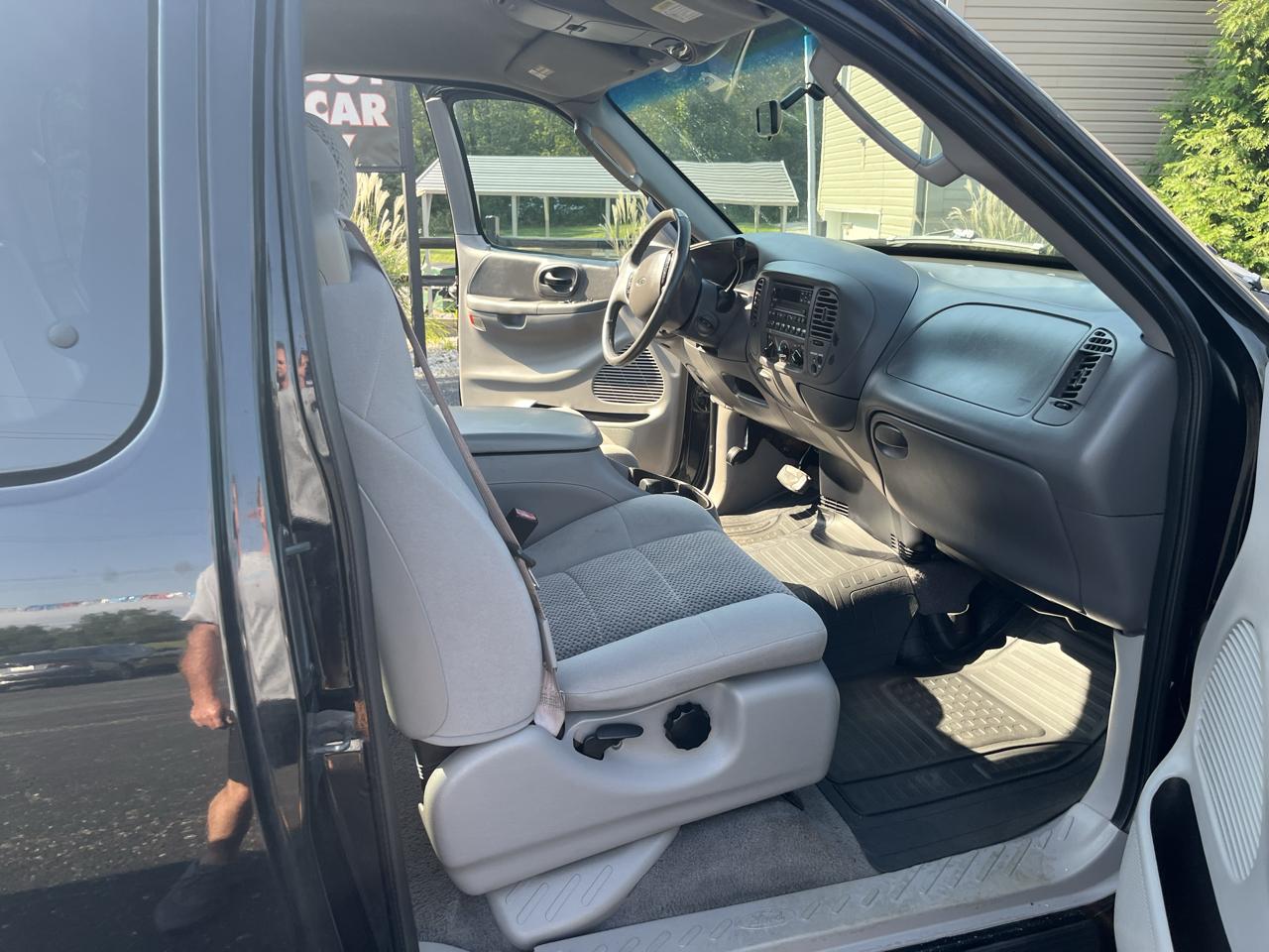 Ford F-150 XL SuperCab Short Bed 2WD 2002