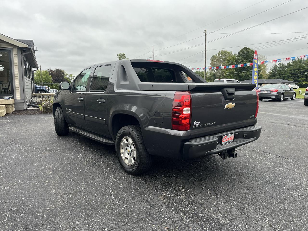 Chevrolet Avalanche LS 2WD 2010