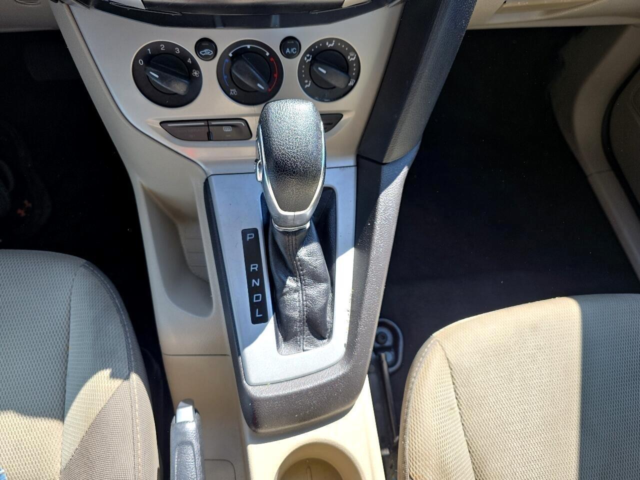 Ford Focus 4dr Sdn SE 2013