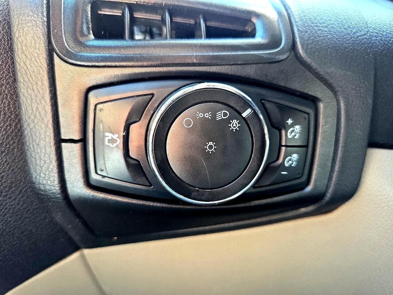 Ford Focus 4dr Sdn SE 2013