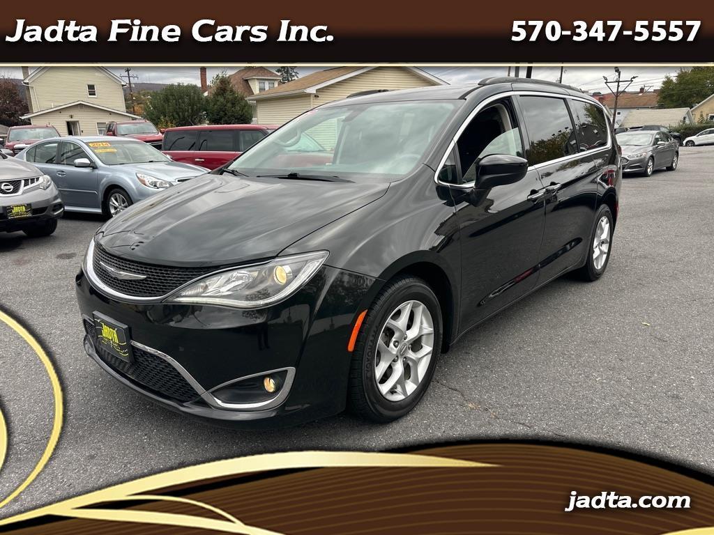 2017 Chrysler Pacifica Touring Plus's photo
