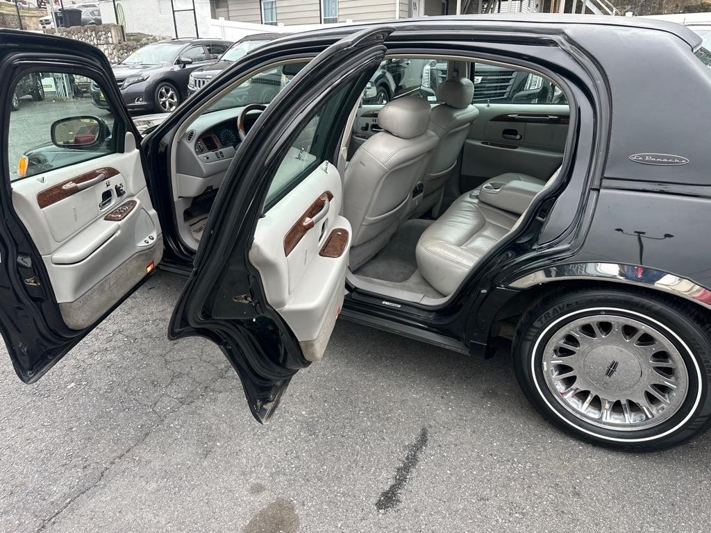 Lincoln Town Car 4dr Sdn Cartier Prem. 2002