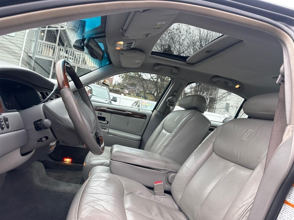 Lincoln Town Car 4dr Sdn Cartier Prem. 2002