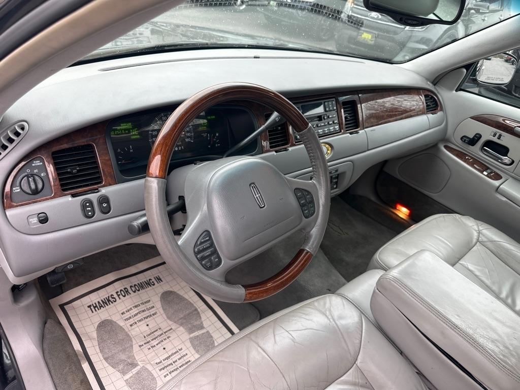 Lincoln Town Car 4dr Sdn Cartier Prem. 2002
