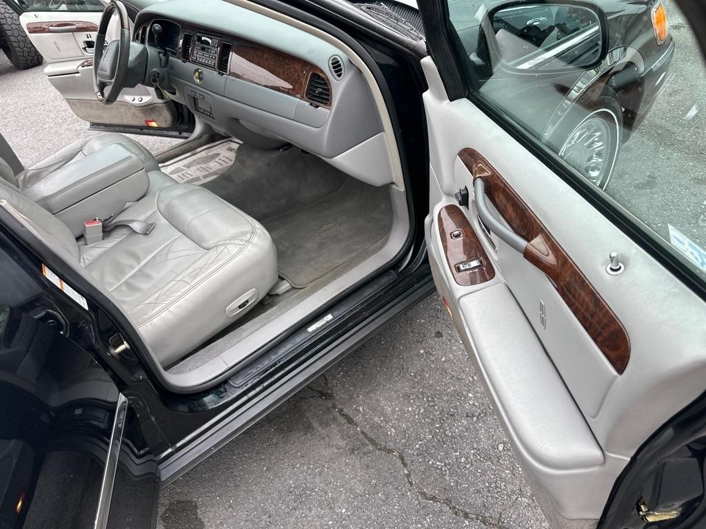 Lincoln Town Car 4dr Sdn Cartier Prem. 2002