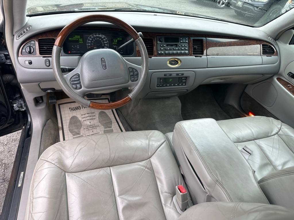 Lincoln Town Car 4dr Sdn Cartier Prem. 2002