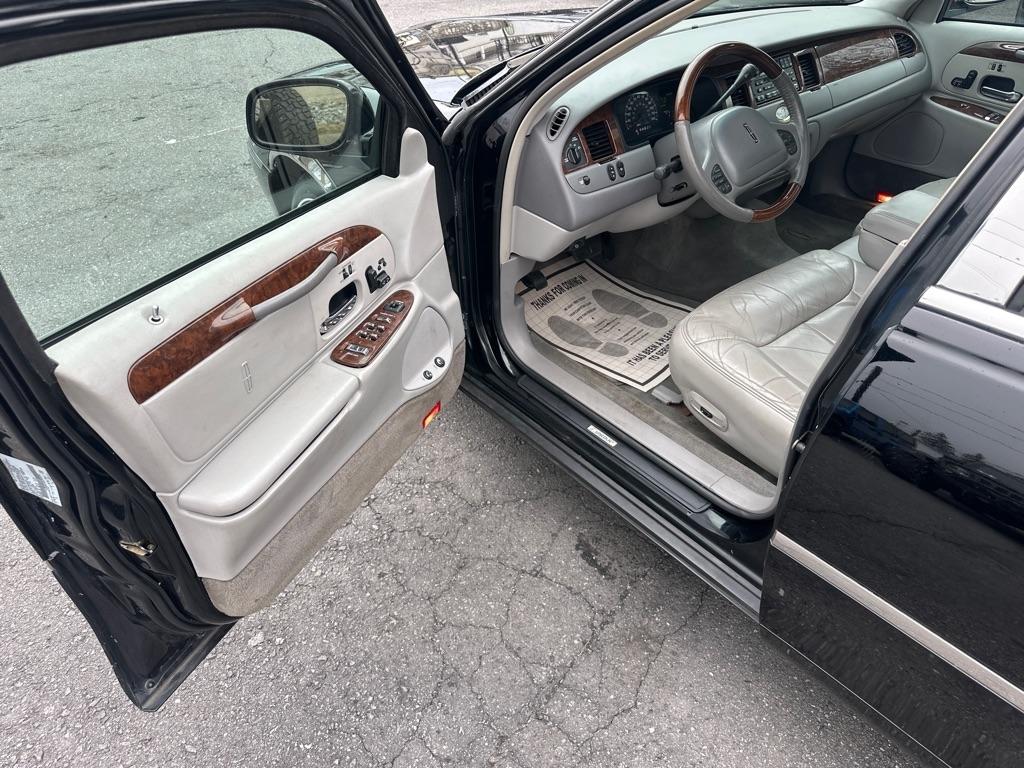 Lincoln Town Car 4dr Sdn Cartier Prem. 2002