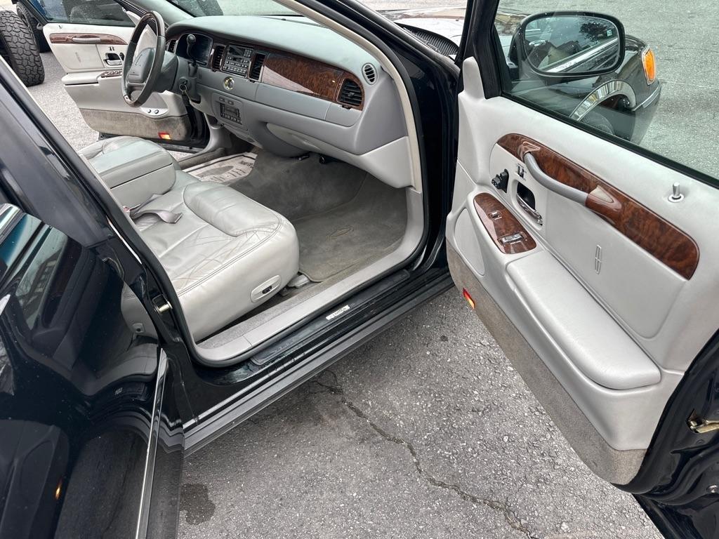 Lincoln Town Car 4dr Sdn Cartier Prem. 2002