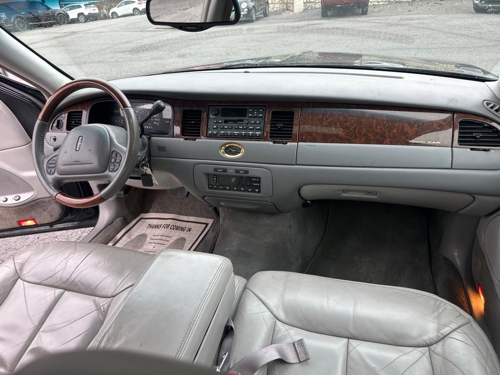Lincoln Town Car 4dr Sdn Cartier Prem. 2002