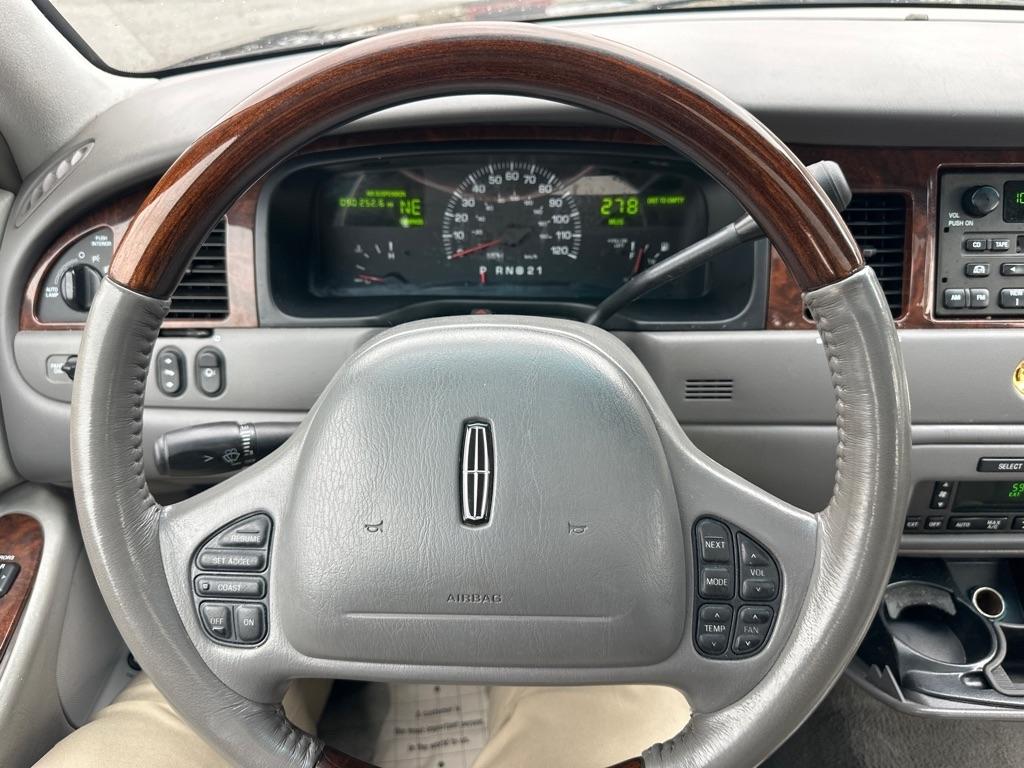Lincoln Town Car 4dr Sdn Cartier Prem. 2002