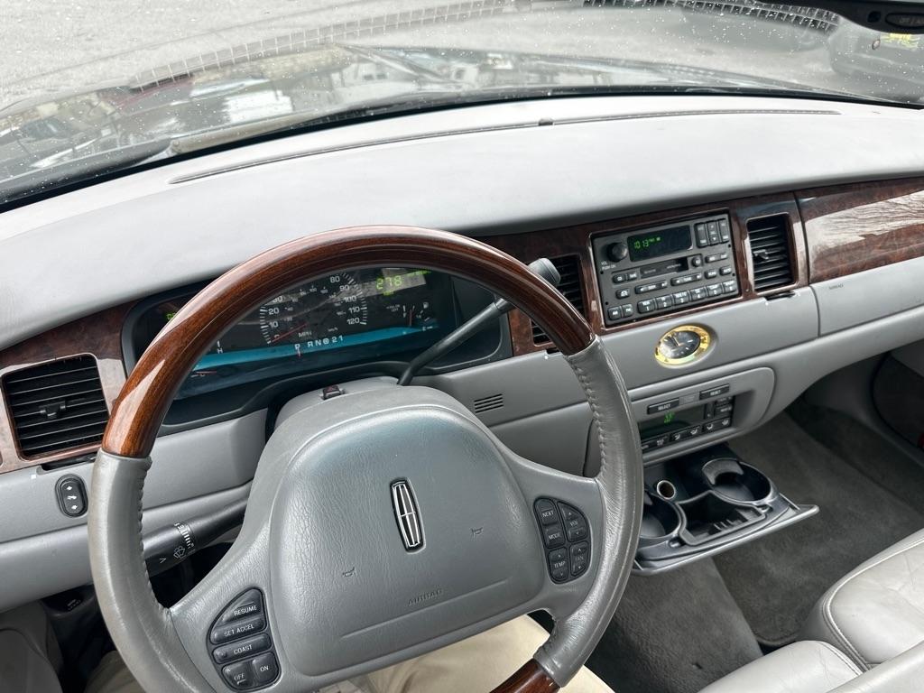 Lincoln Town Car 4dr Sdn Cartier Prem. 2002