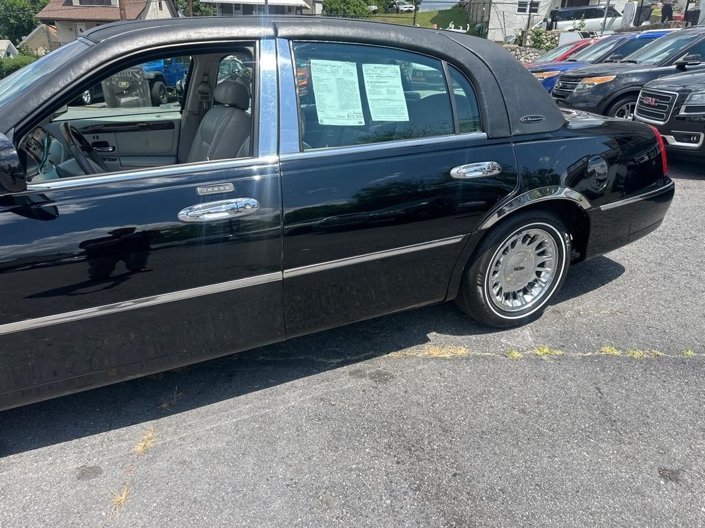 Lincoln Town Car 4dr Sdn Cartier Prem. 2002
