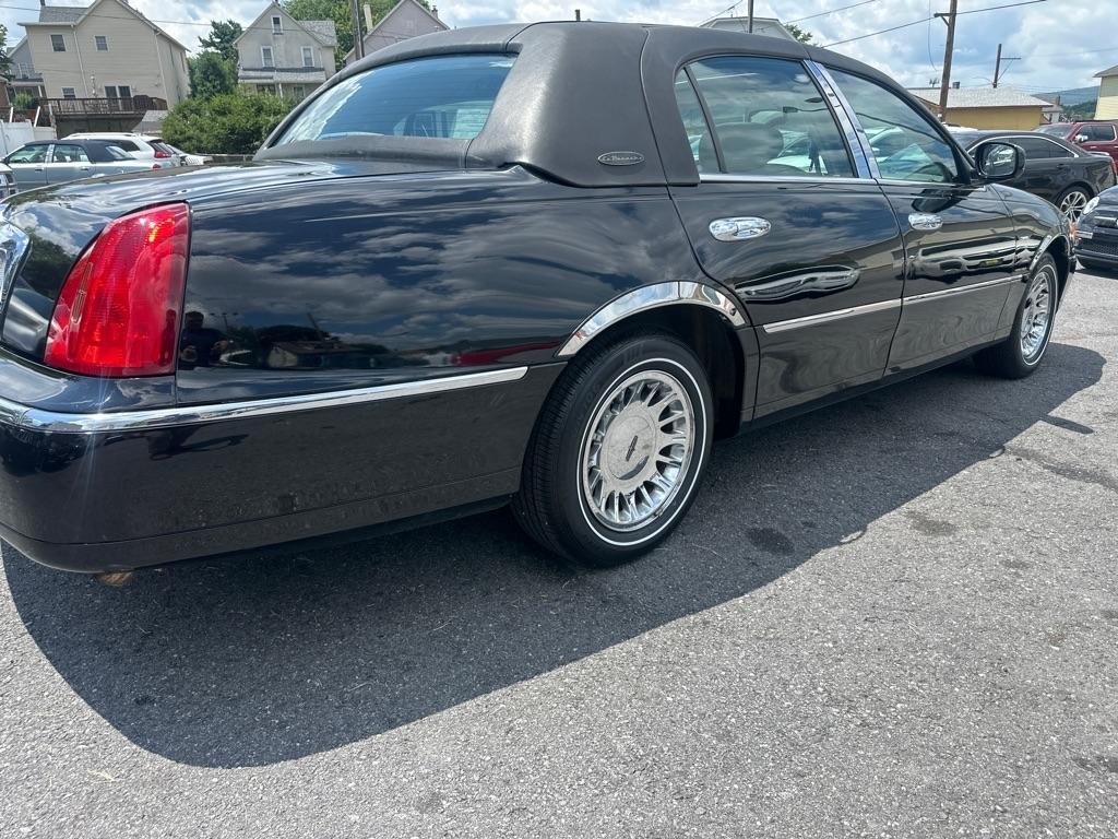 Lincoln Town Car 4dr Sdn Cartier Prem. 2002