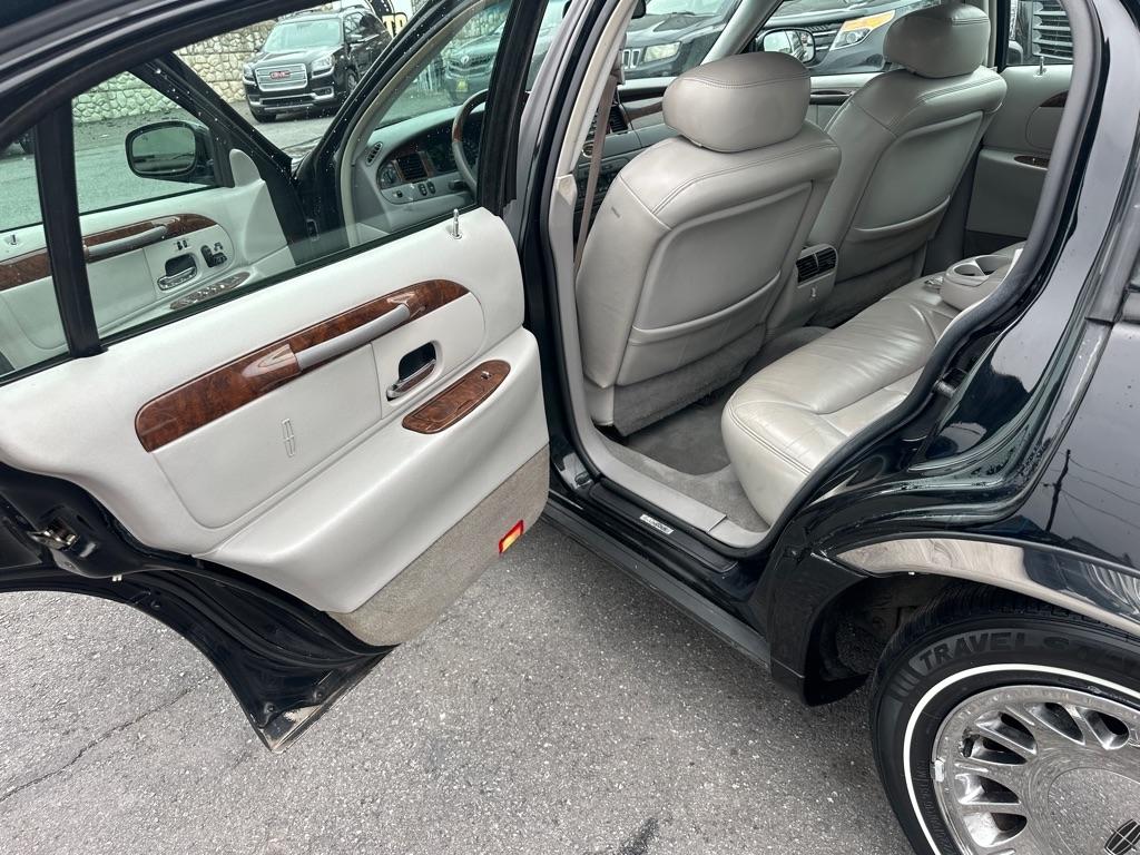 Lincoln Town Car 4dr Sdn Cartier Prem. 2002