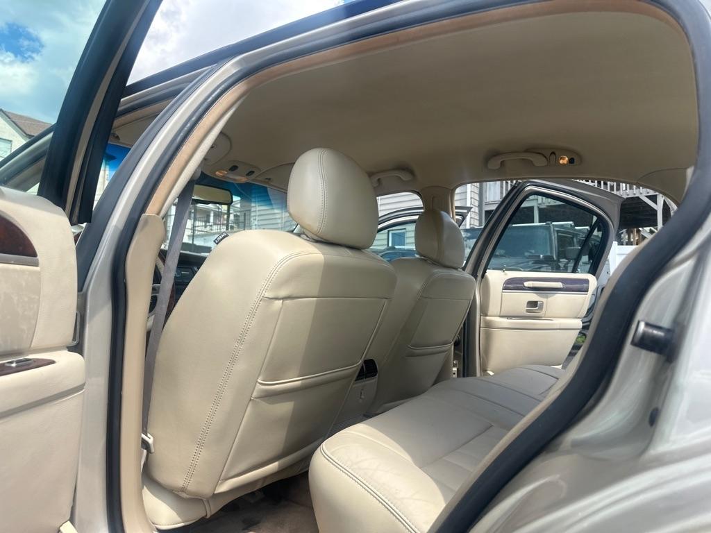 Lincoln Town Car 4dr Sdn Signature Premium 2006