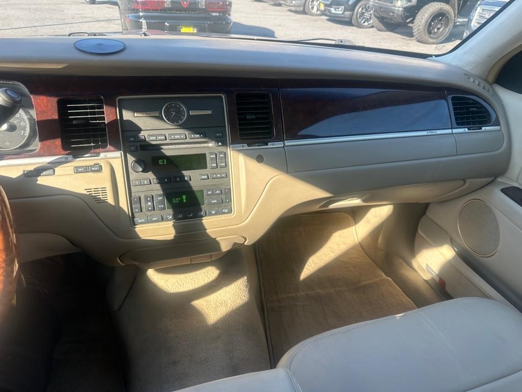 Lincoln Town Car 4dr Sdn Signature Premium 2006