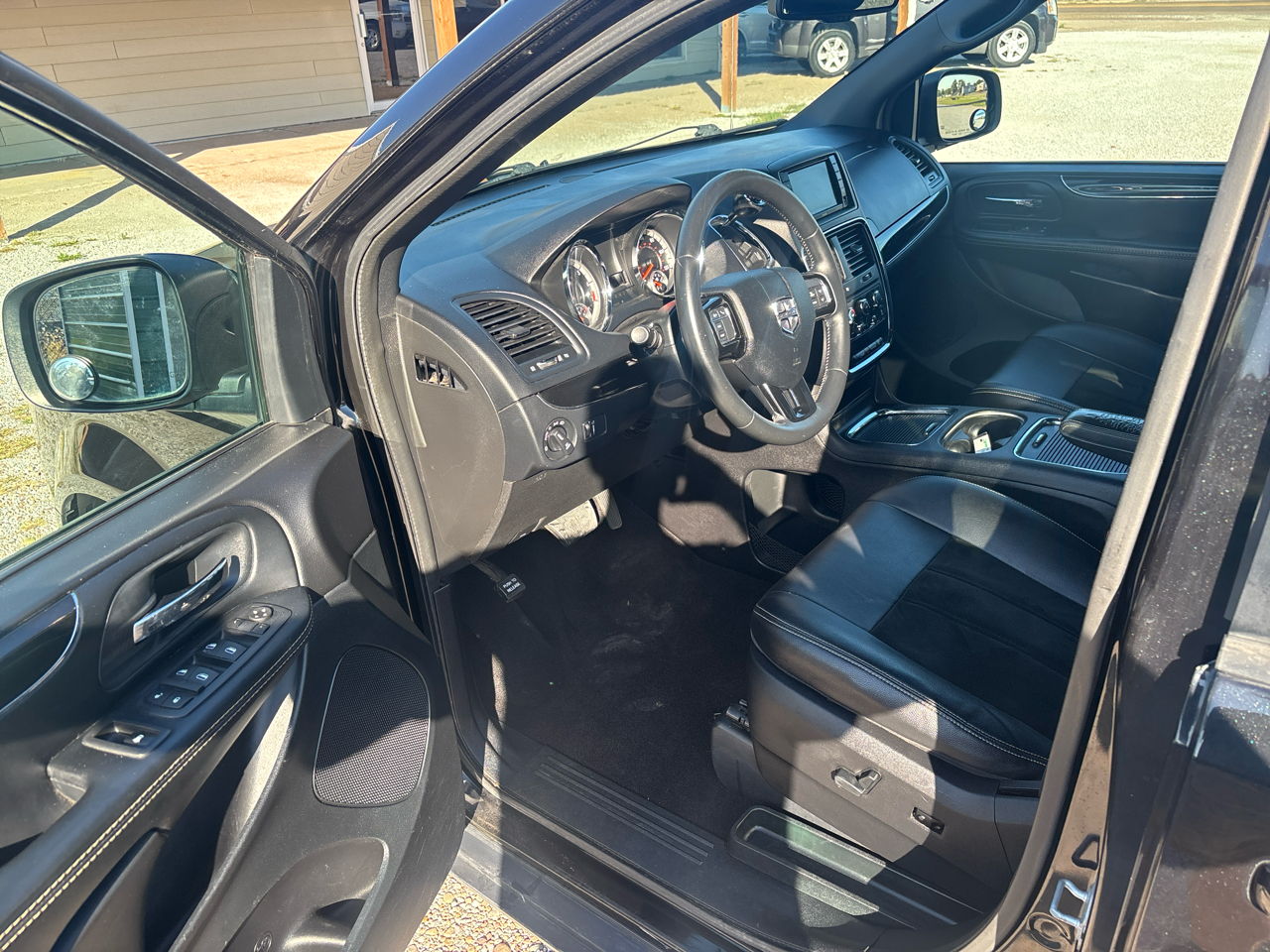 2016 Dodge Grand Caravan SXT Plus photo 2