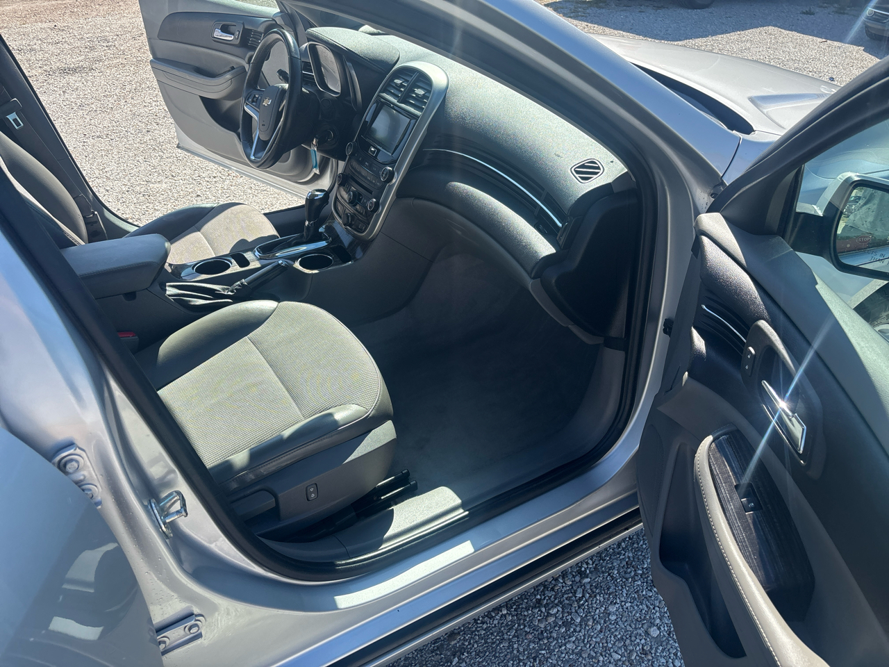 2015 Chevrolet Malibu 2LT photo 2