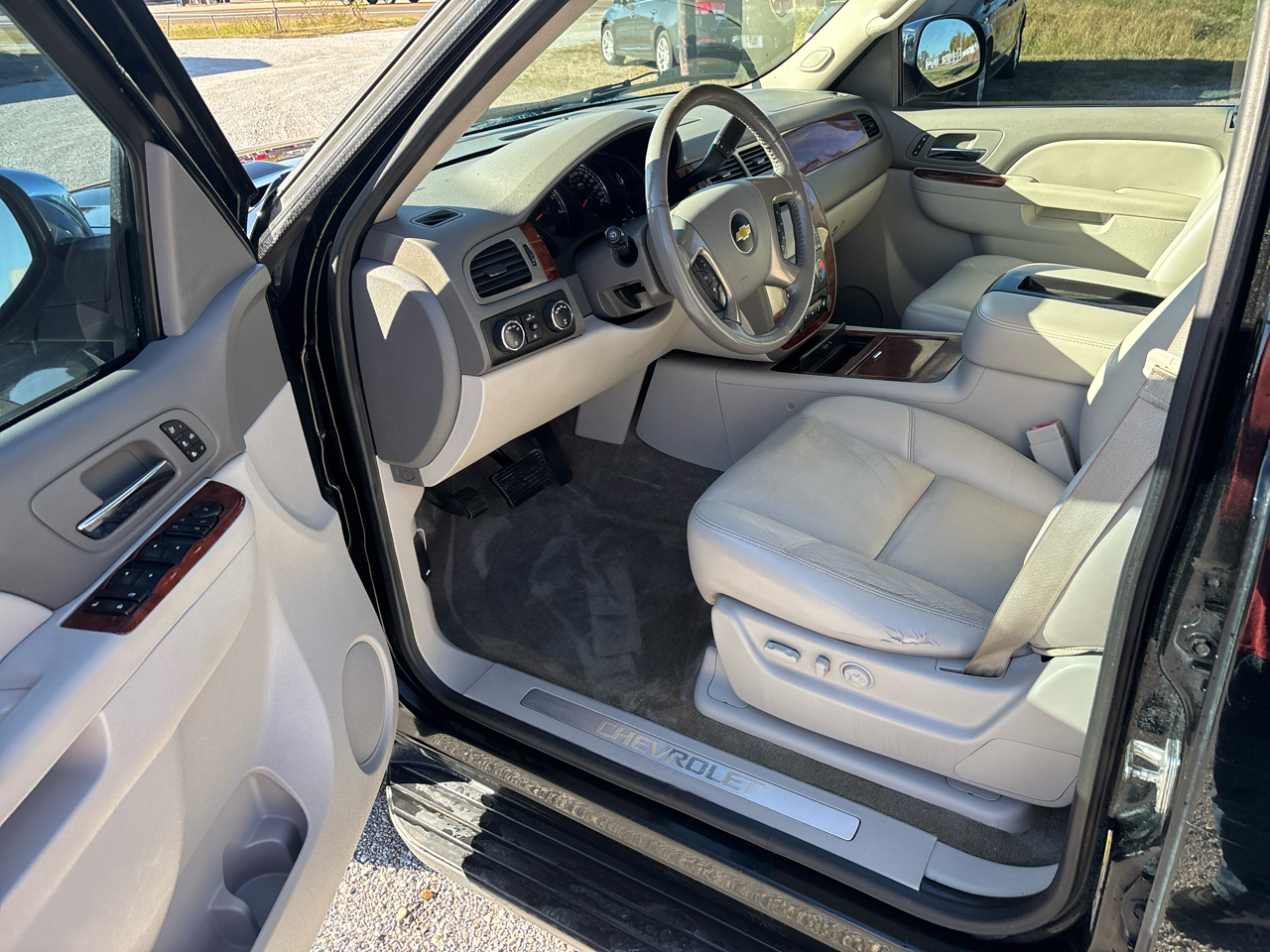 Chevrolet Suburban 4WD 4dr 1500 LTZ 2013 Chevrolet Suburban 4WD 4dr 1500 LTZ 2013