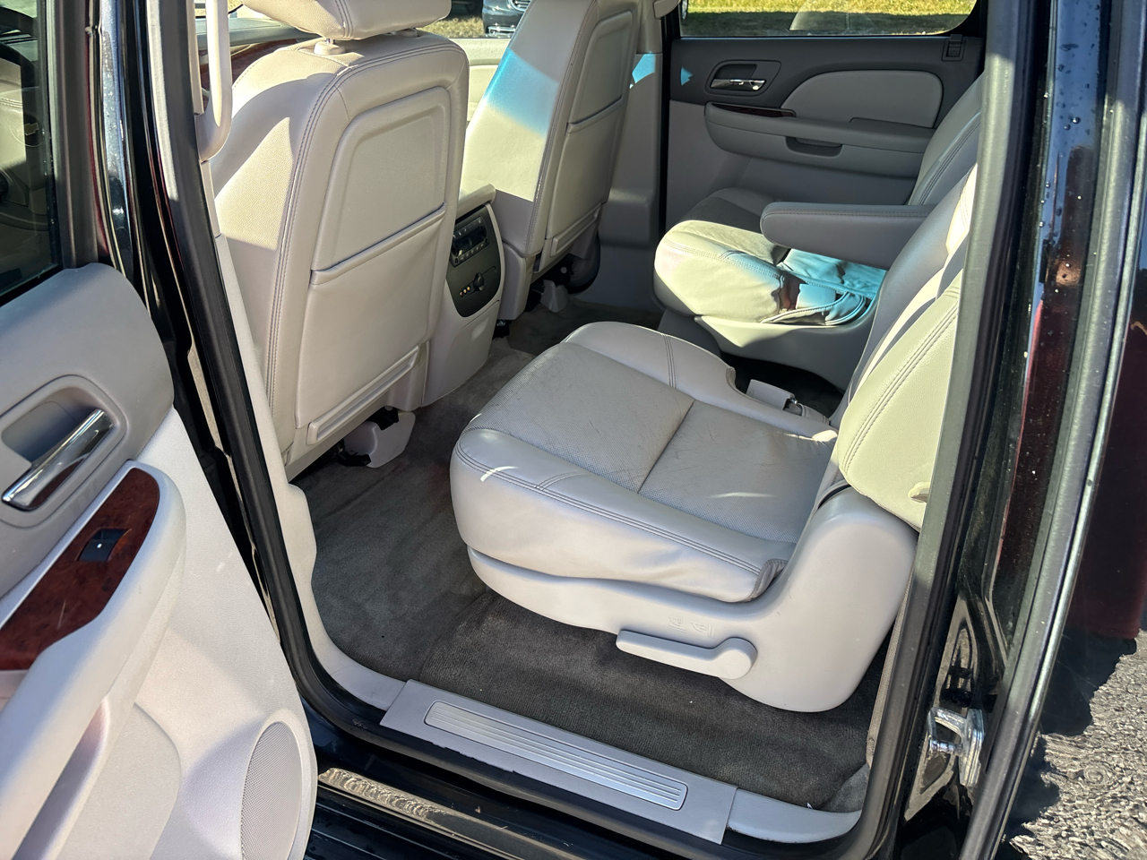 Chevrolet Suburban 4WD 4dr 1500 LTZ 2013 Chevrolet Suburban 4WD 4dr 1500 LTZ 2013