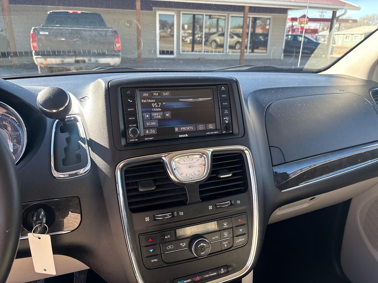 Chrysler Town & Country 4dr Wgn Touring 2013