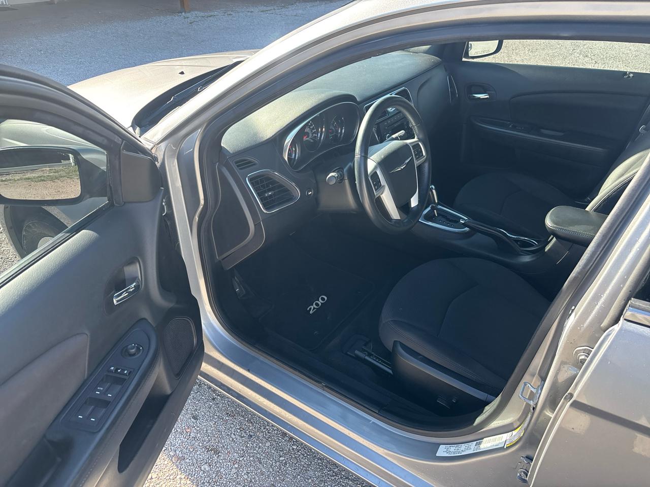 Chrysler 200 4dr Sdn Touring 2014