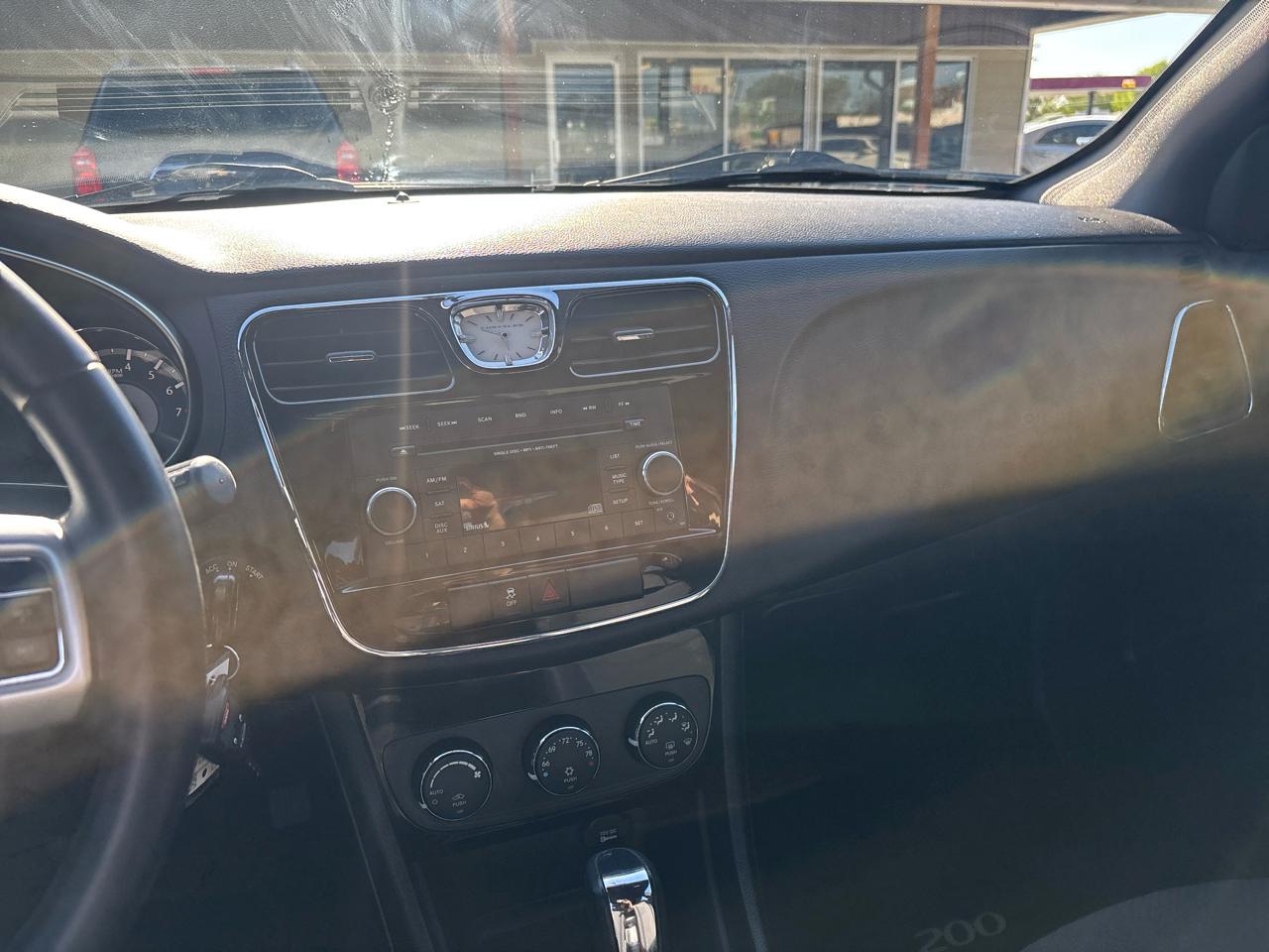 Chrysler 200 4dr Sdn Touring 2014