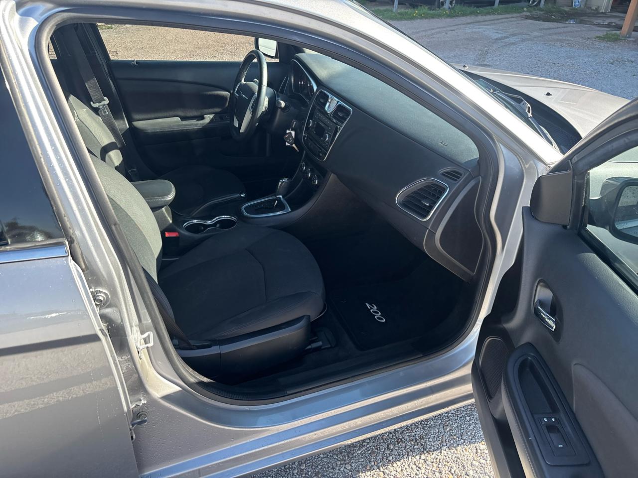 Chrysler 200 4dr Sdn Touring 2014