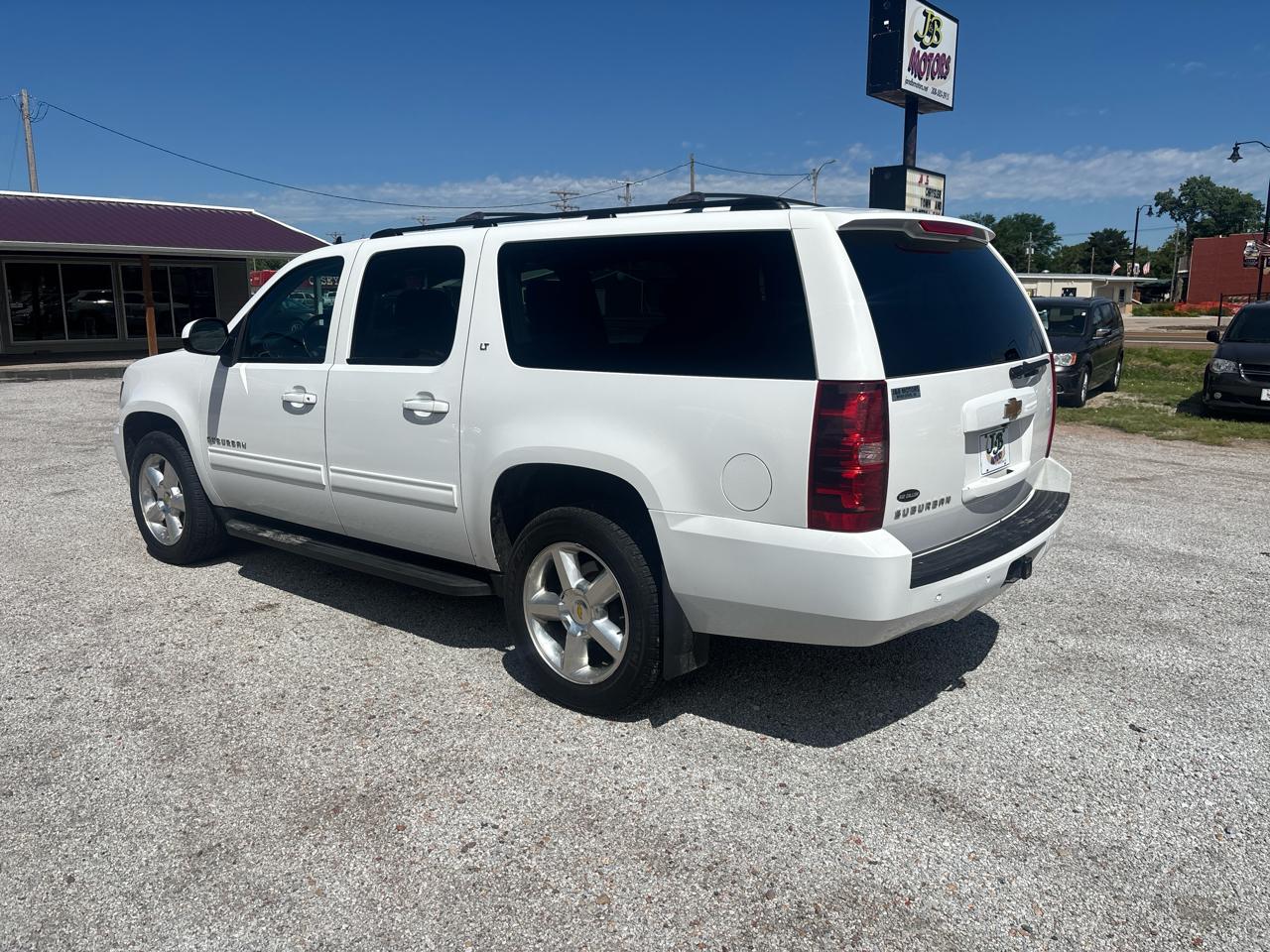 Chevrolet Suburban 4WD 4dr 1500 LT 2013