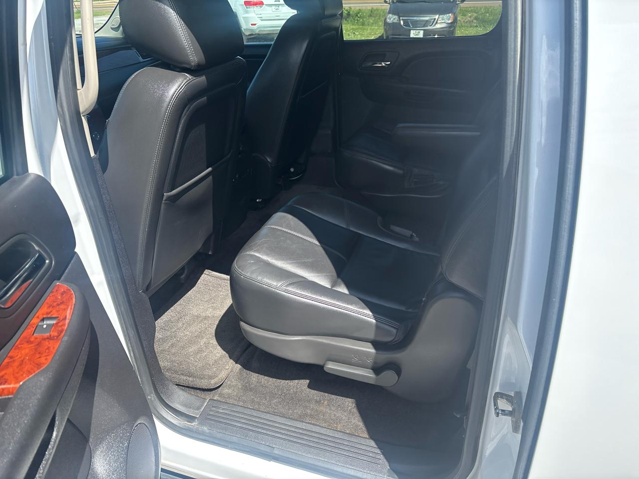 Chevrolet Suburban 4WD 4dr 1500 LT 2013