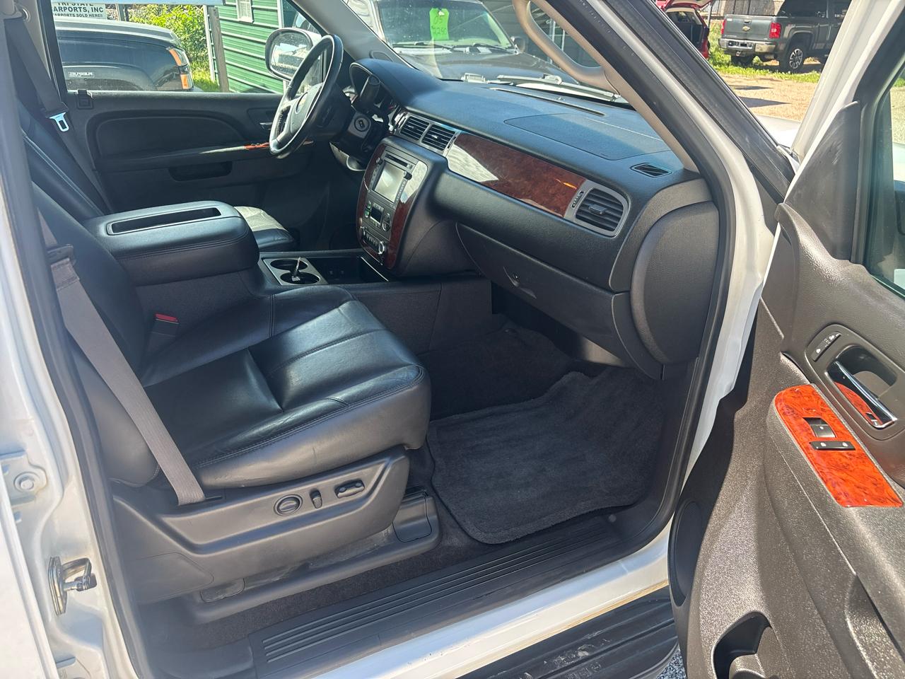 Chevrolet Suburban 4WD 4dr 1500 LT 2013