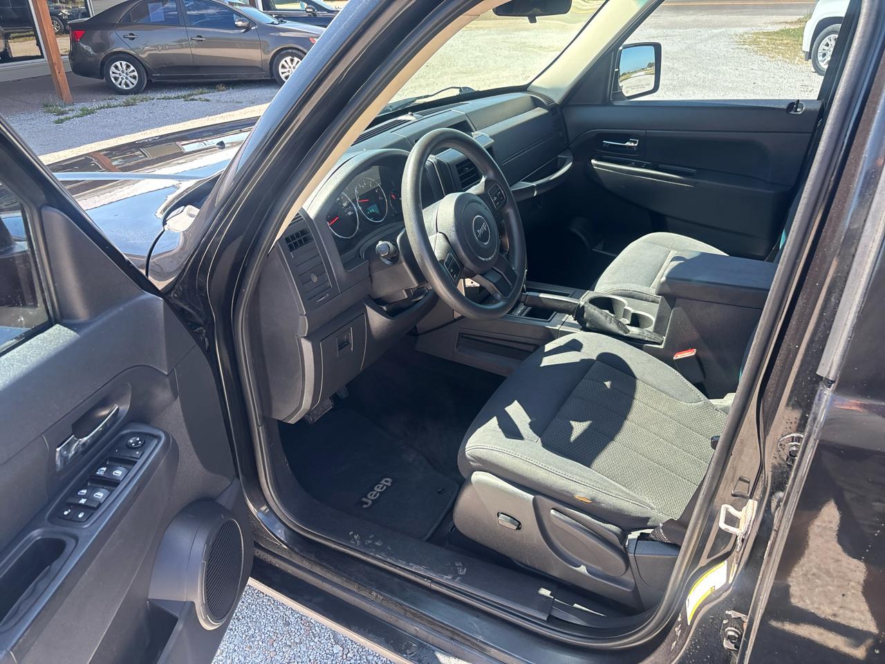 Jeep Liberty 4WD 4dr Sport 2012