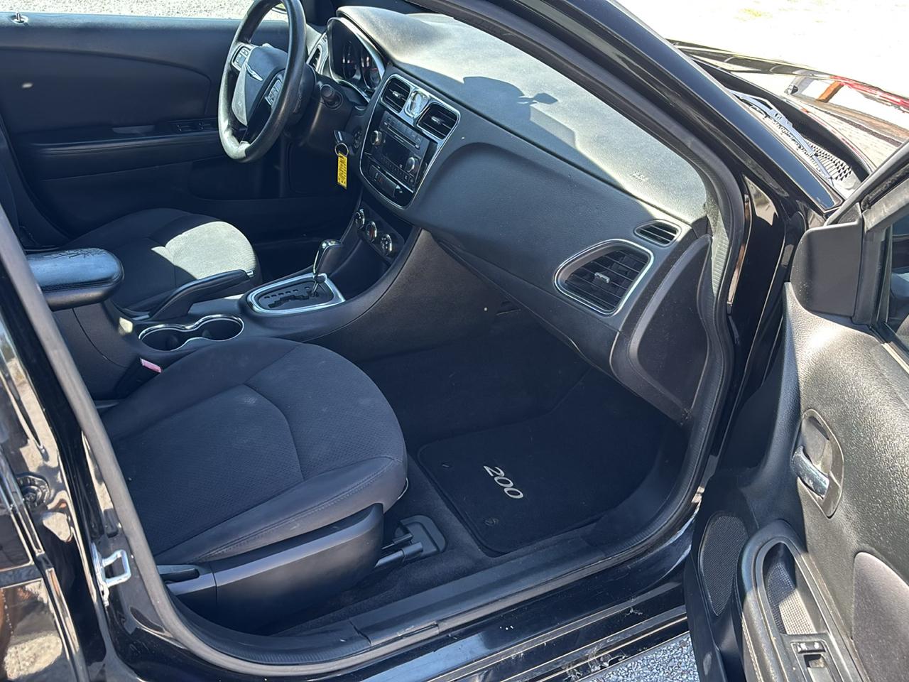 Chrysler 200 4dr Sdn LX 2013