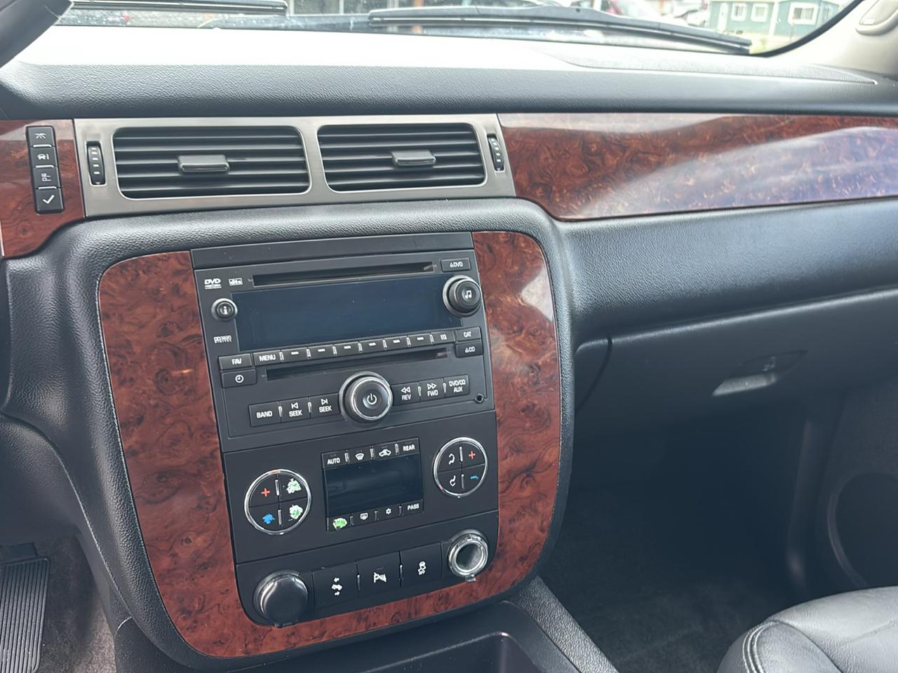 Chevrolet Suburban 4WD 4dr LT 2014