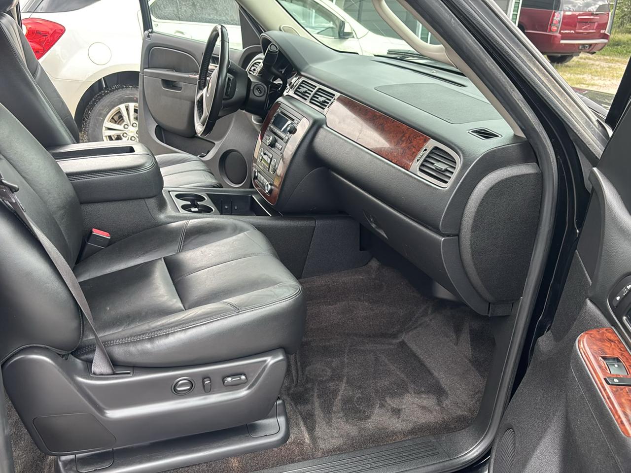 Chevrolet Suburban 4WD 4dr LT 2014