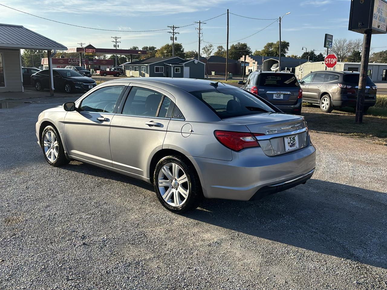 Chrysler 200 4dr Sdn Touring 2013