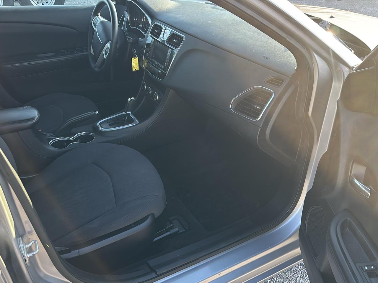 Chrysler 200 4dr Sdn Touring 2013