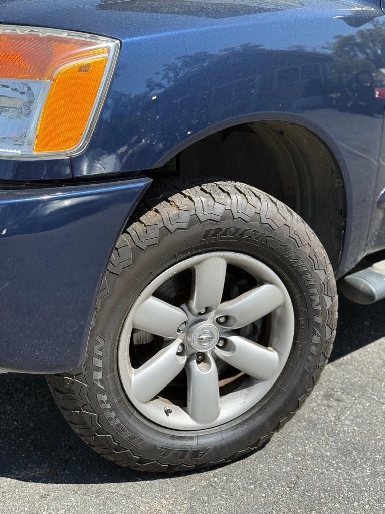 Nissan Titan 4WD Crew Cab SWB SV 2011