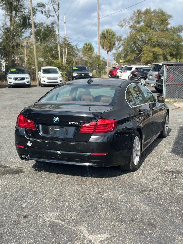 BMW 5-Series 4dr Sdn 528i RWD 2013