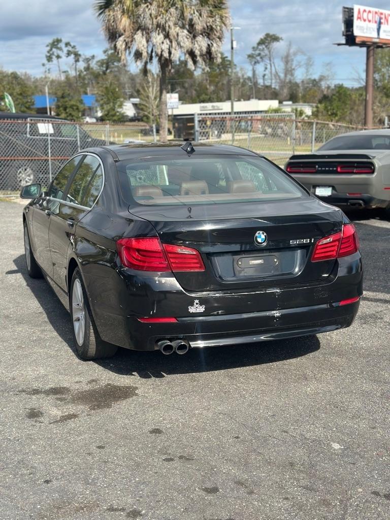 BMW 5-Series 4dr Sdn 528i RWD 2013