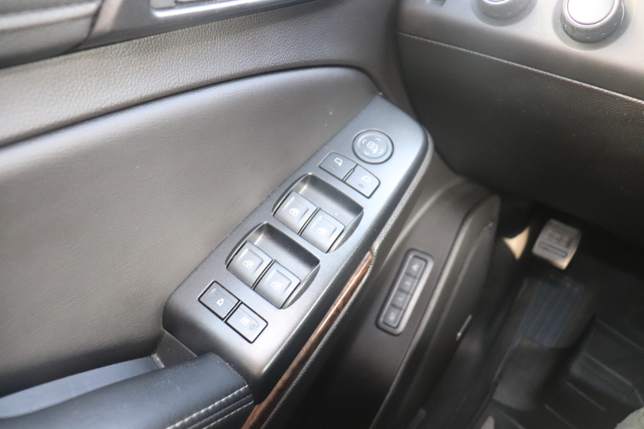 Chevrolet Suburban 4WD 4dr 1500 LT 2018