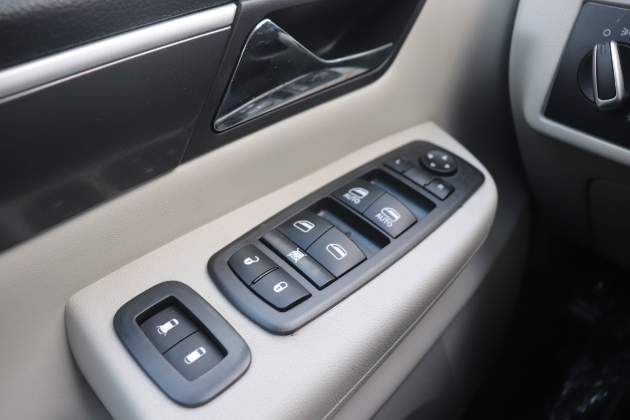 Volkswagen Routan 4dr Wgn SE 2010