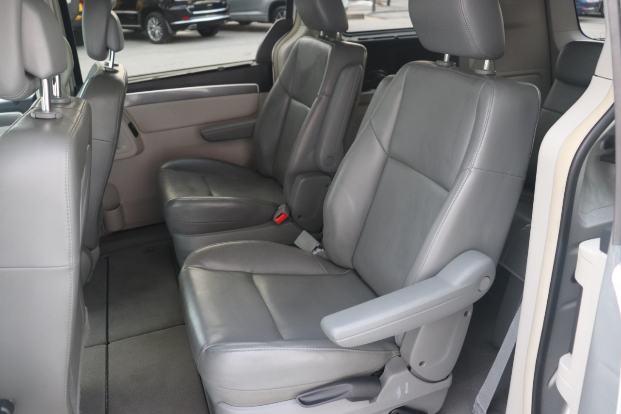 Volkswagen Routan 4dr Wgn SE 2010