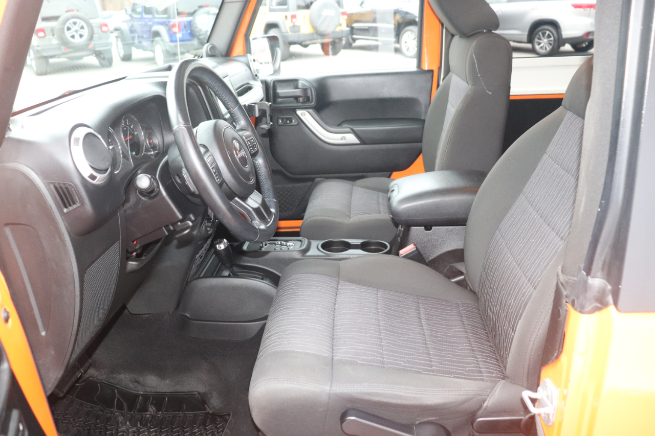 Jeep Wrangler 4WD 2dr Sahara 2012