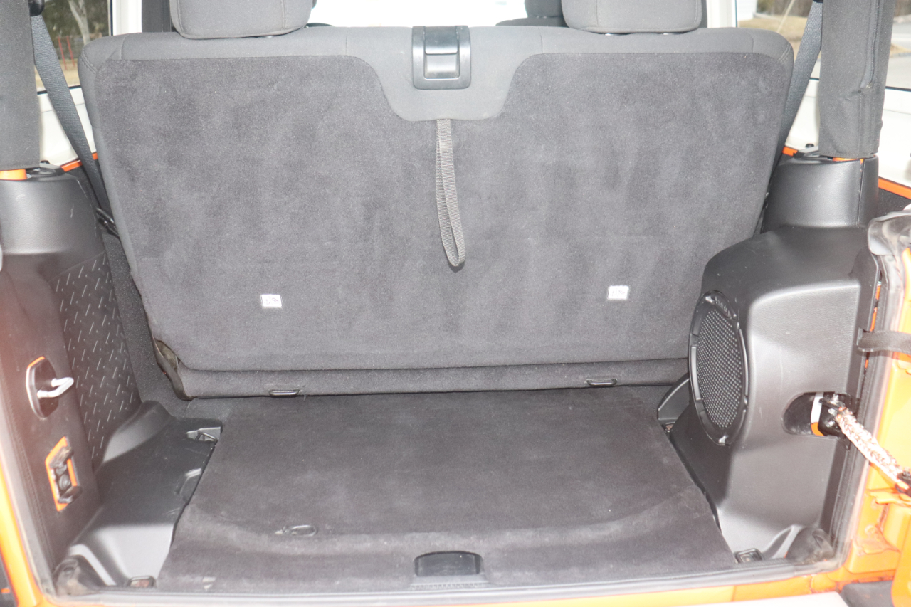 Jeep Wrangler 4WD 2dr Sahara 2012