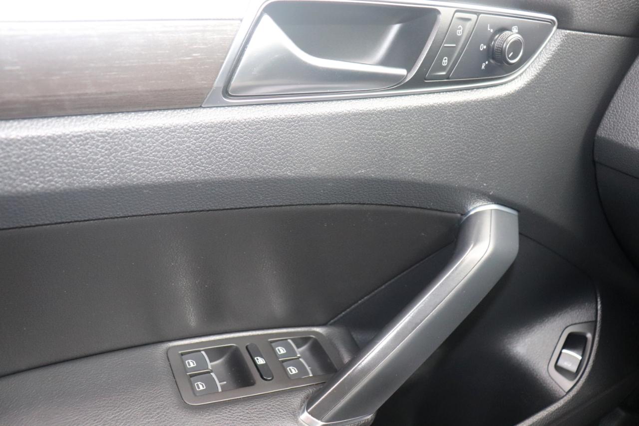 Volkswagen Passat 4dr Sdn 1.8T Auto SEL PZEV 2016